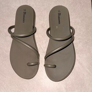 No Boundaries Olive Strappy Toe-Loop Slide Sandals - Women's